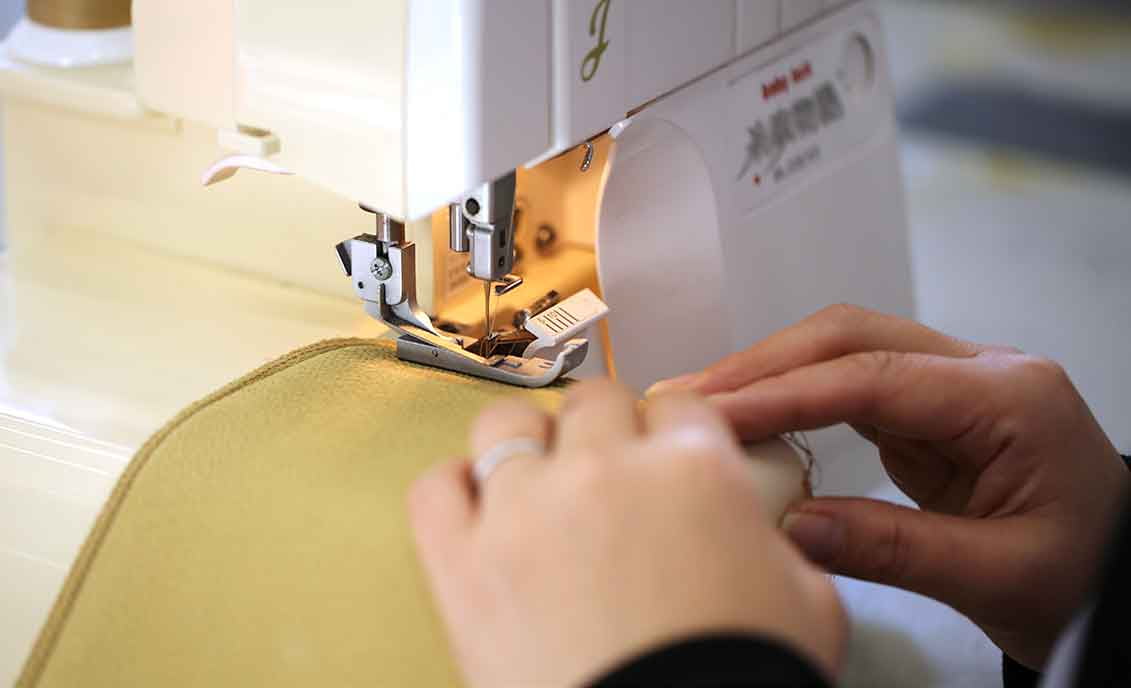 写真:一つ一つ丁寧な手作業で製造